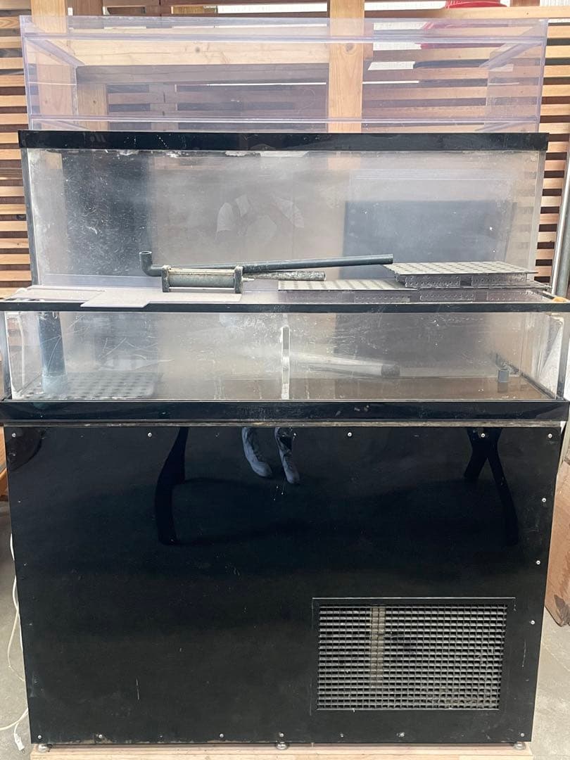 お寿司屋さんにある海水入れ