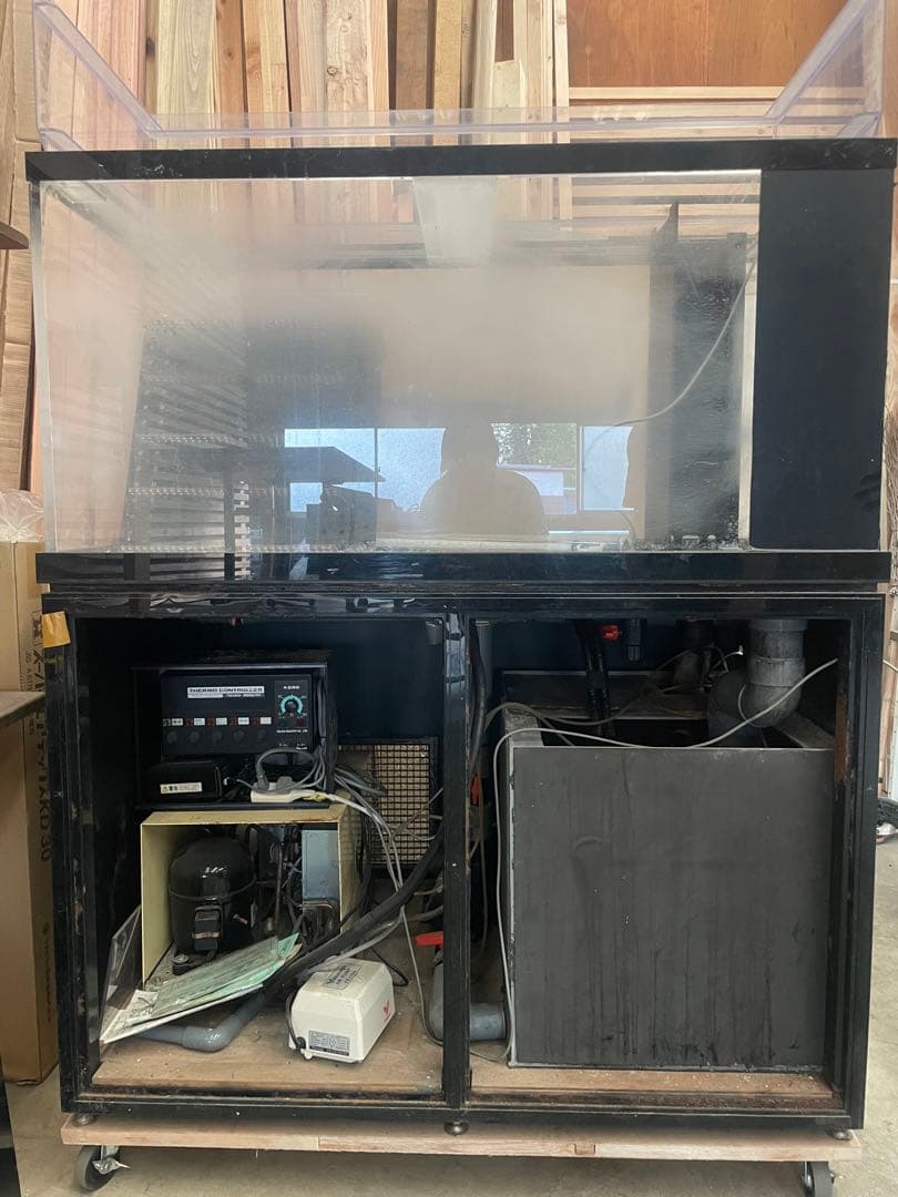 お寿司屋さんにある海水入れ