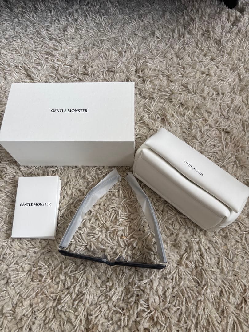 新品未使用　GENTLE MONSTER サングラス　正規店購入　黒いカードあり