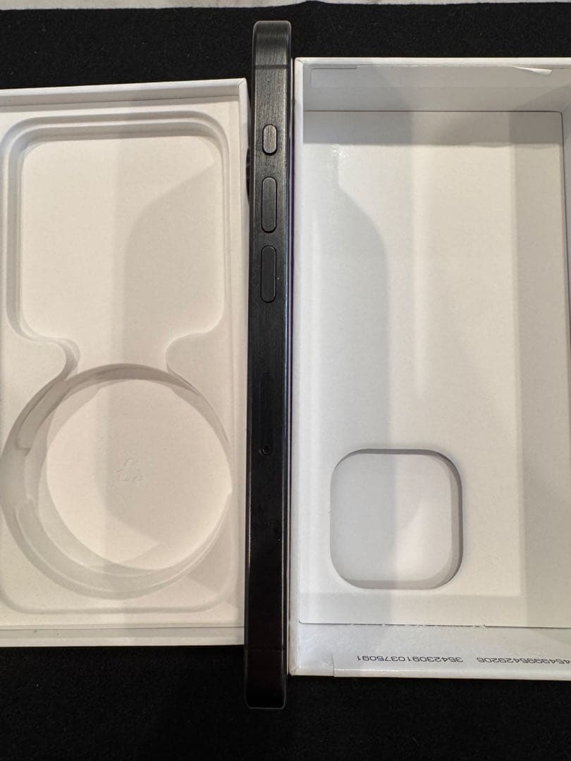 iPhone 15Pro 128GB ブラックチタニウム　背面割れ　83%