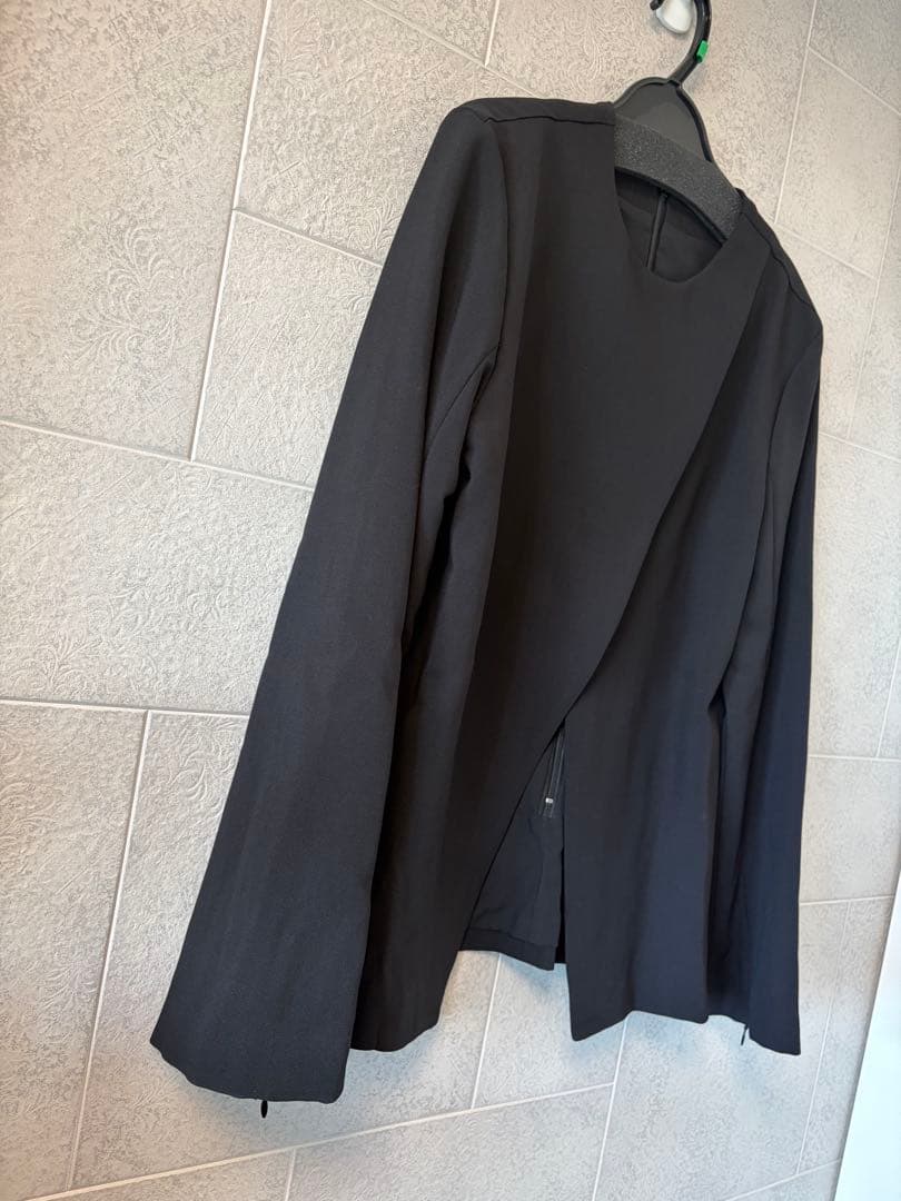real レジル トップス 黒 袖ファスナー付き ケープ状新品未使用 ヤマダヤ