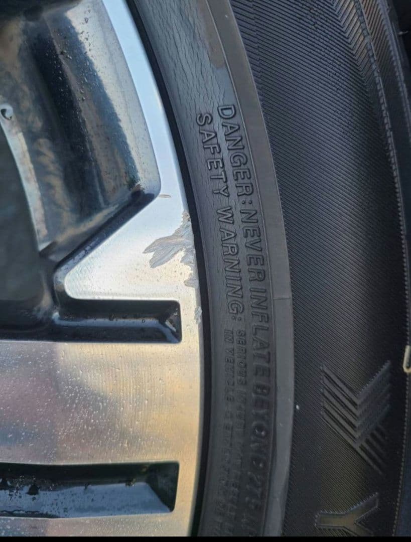 デリカ　D5　純正タイヤホイールセット　4本　ナット付き