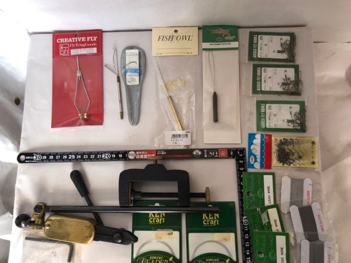 『匿名配送』フライフィッシングマテリアル大量ツール(ケース付)