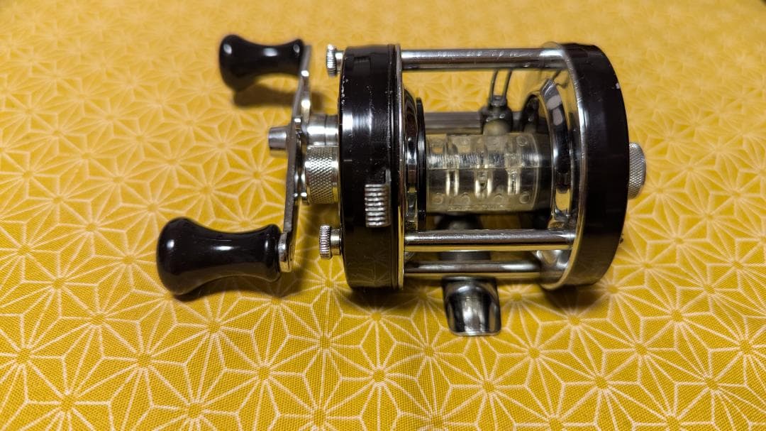 ベイトリール 黒とシルバー