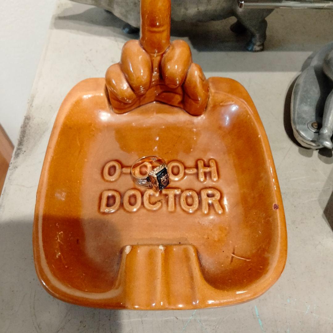 Fuck 　ファックユー　ハンド　手　置物　ビンテージ　反戦　灰皿 茶