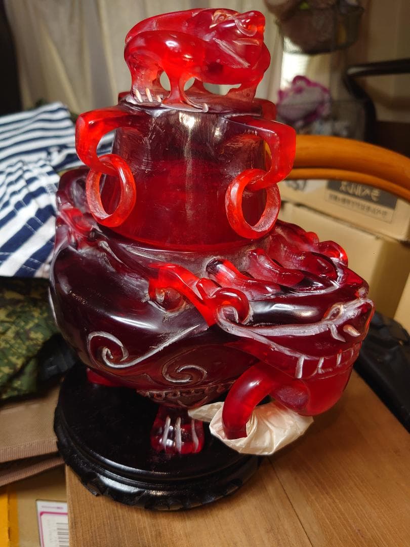 赤い琥珀で作られたアンティーク