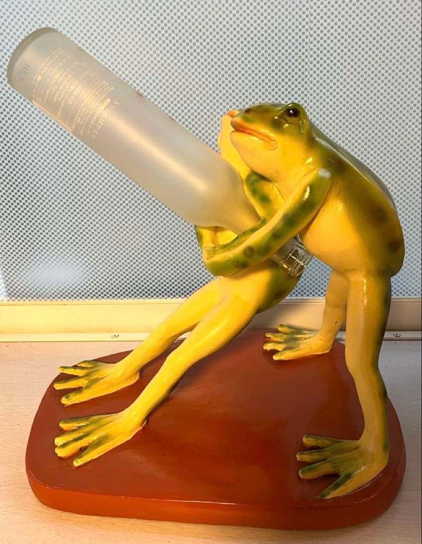 カエルのワインホルダー　置物