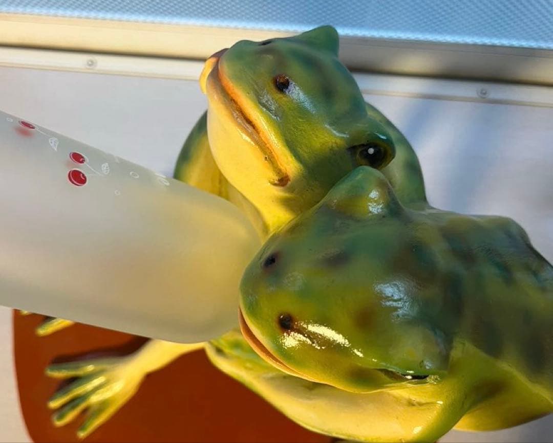 カエルのワインホルダー　置物