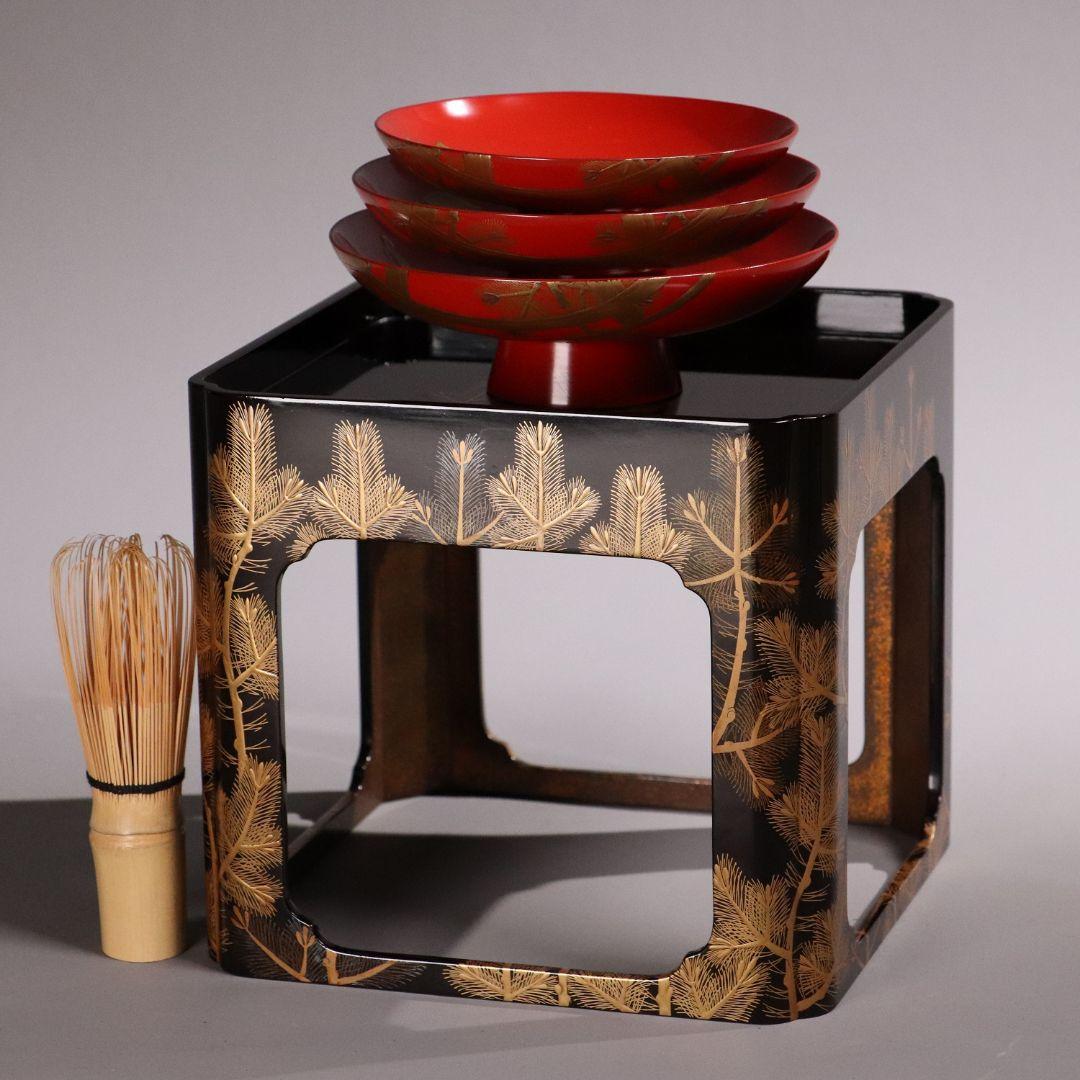 MA243 加賀蒔絵 能楽・翁 本金高蒔絵 朱塗三ッ盃・盃台 松蒔絵 木製 杯