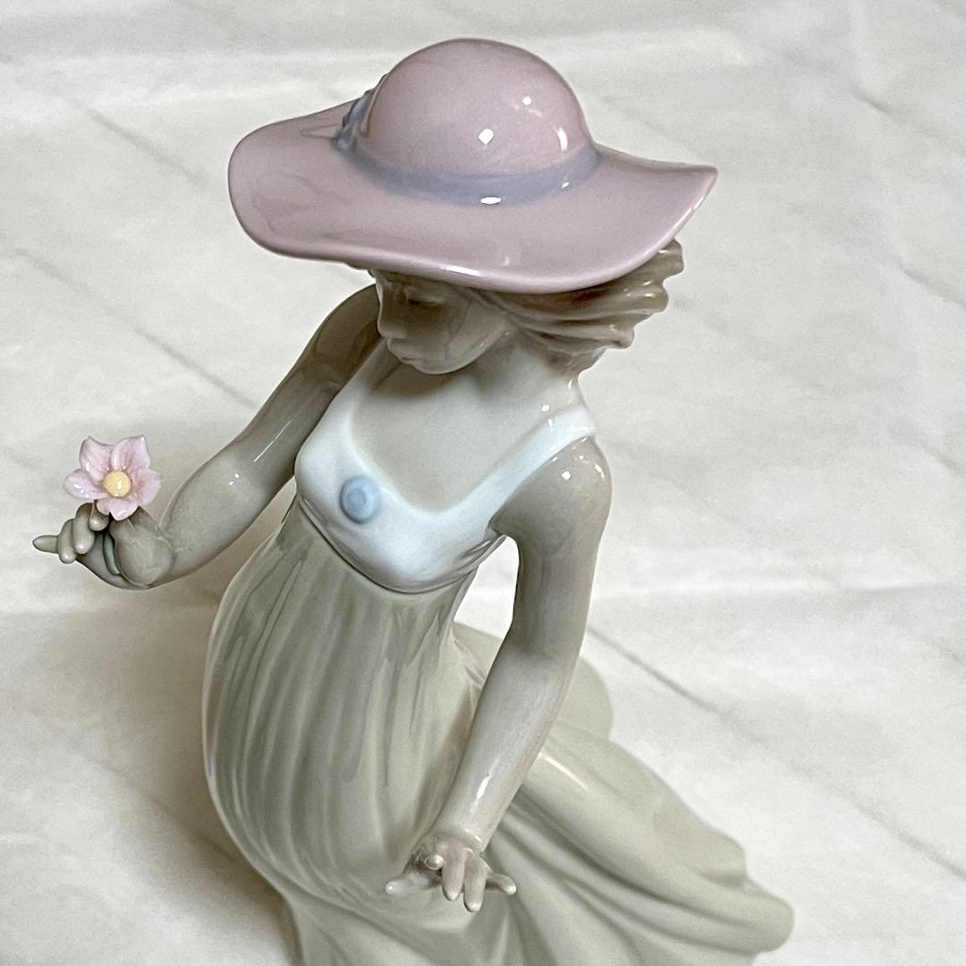 リアドロ　ナオ　一輪の花を持つ女性