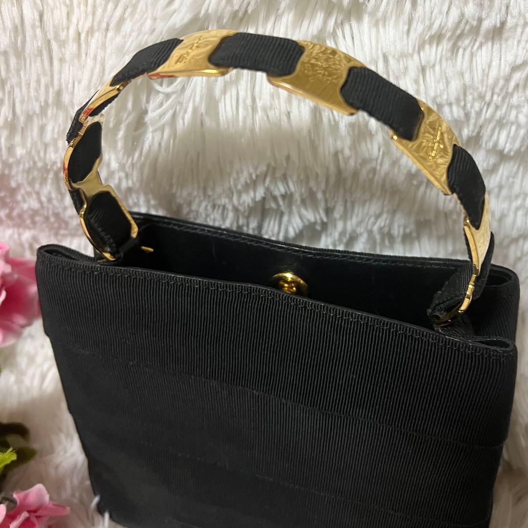 サルヴァトーレフェラガモ　ハンドバッグ　パーティーバッグ　ブラック×ゴールド