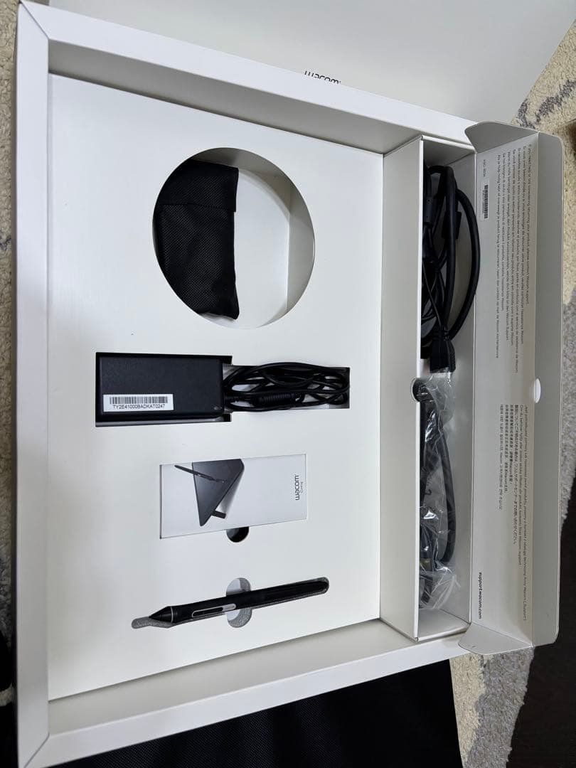 ひ*り様 Wacom Cintiq 16 （DTK1660K1D）