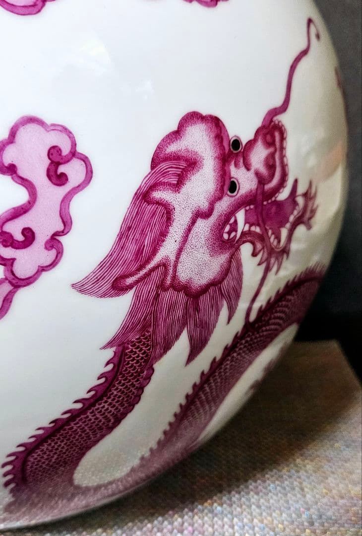 中国美術　中国陶磁器　大清乾隆年製銘　紅釉　粉彩　八龍図　五爪の龍図　大天球瓶