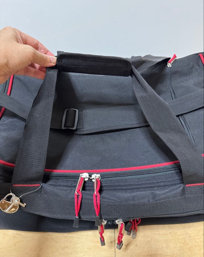 Colemanコールマンキャリー付き ボストンバッグ77L黒/赤 大容量　美品