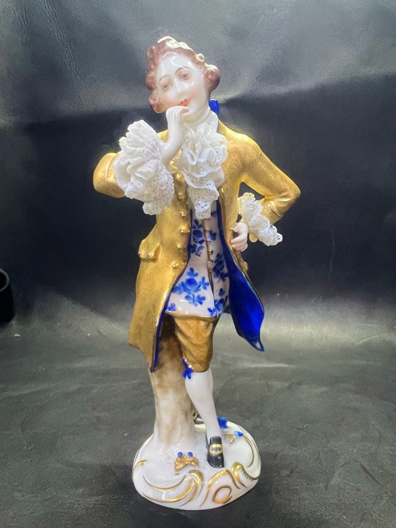 金色のコート 男性フィギュア 陶磁器
