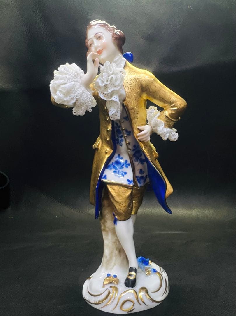 金色のコート 男性フィギュア 陶磁器