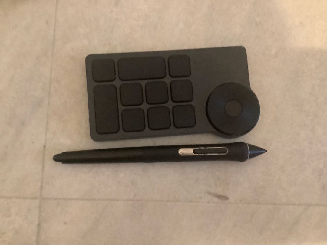 Wacom Cintiq 16 FHD DTK1660K1D 左手デバイス付き