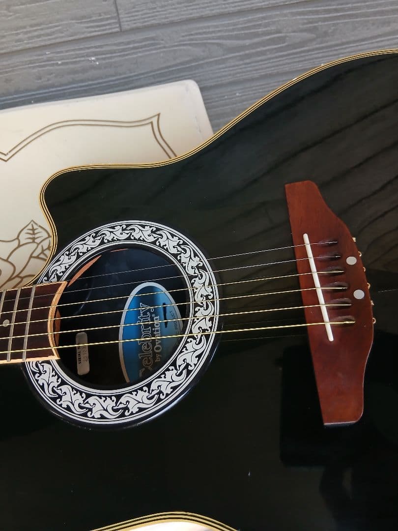 Celebrity by Ovation CC57 (エレアコ、ケース付)