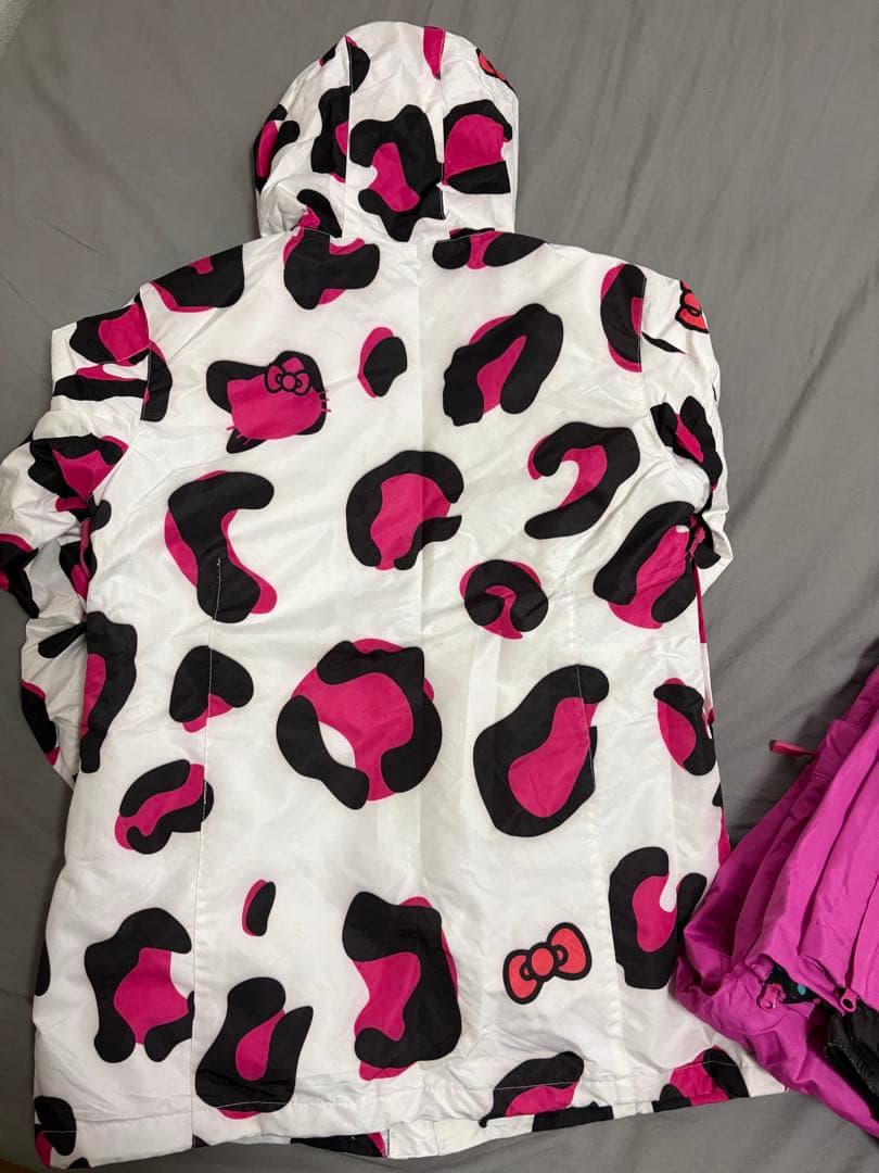 ハローキティ　スノボウェア９号上下セットおまけつき