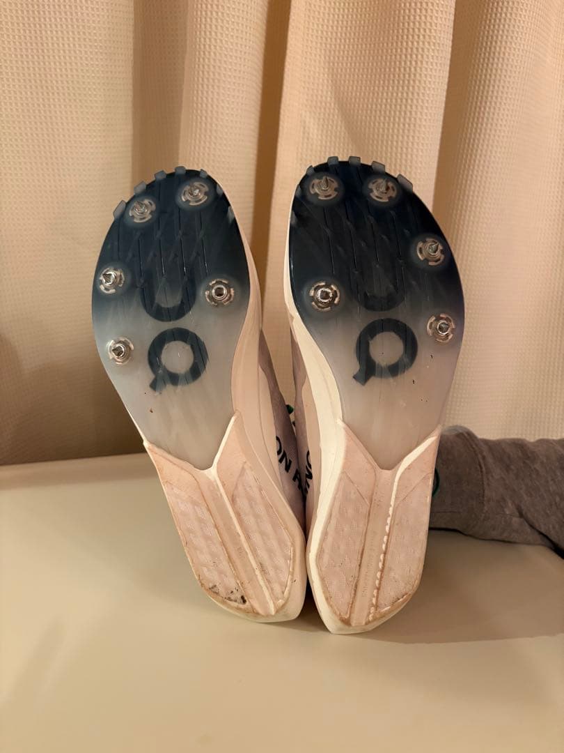 年末セール！　On クラウドスパイク　アンプリウス2 25.5