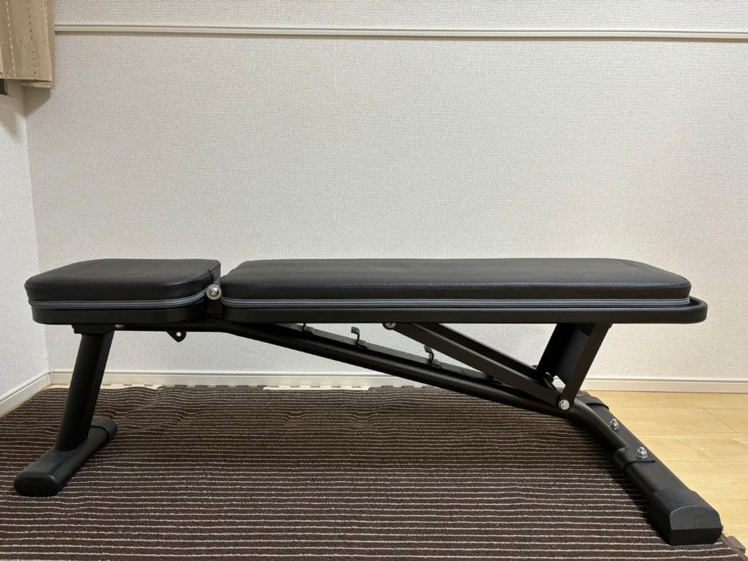 トレーニング用品（ベンチ、ダンベル）