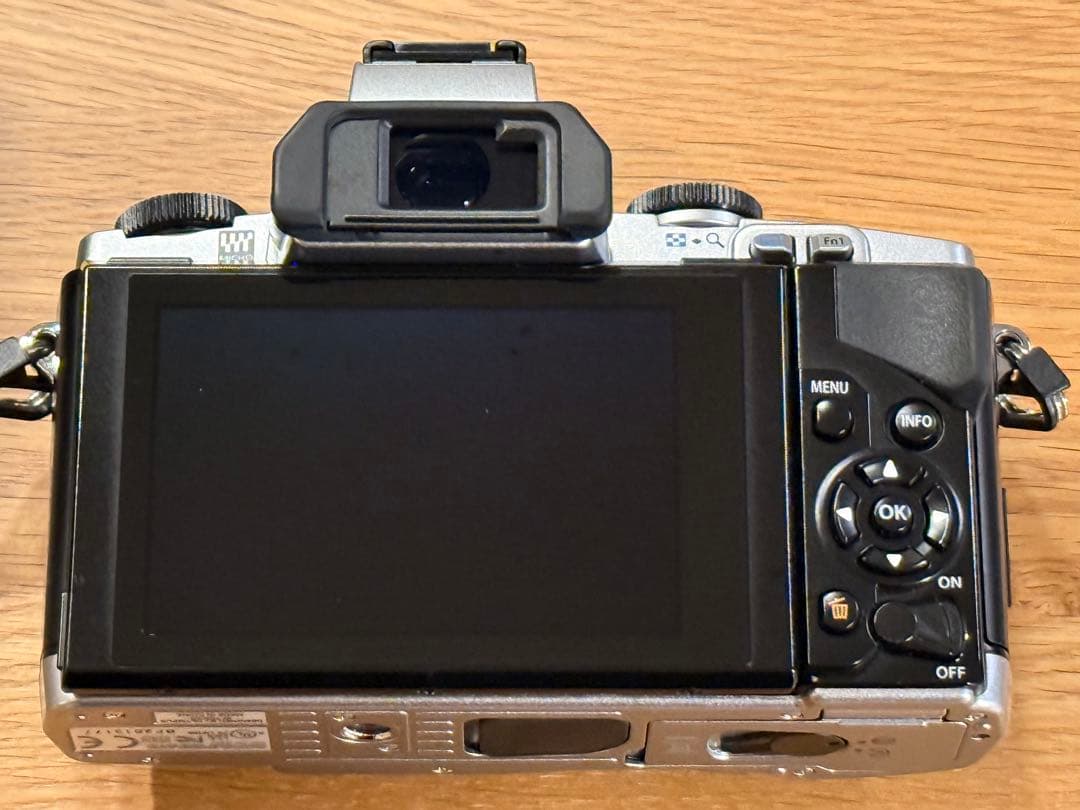 し*ね様 OLYMPUS OM-D E-M5 デジタルカメラ 本体 シルバー　付