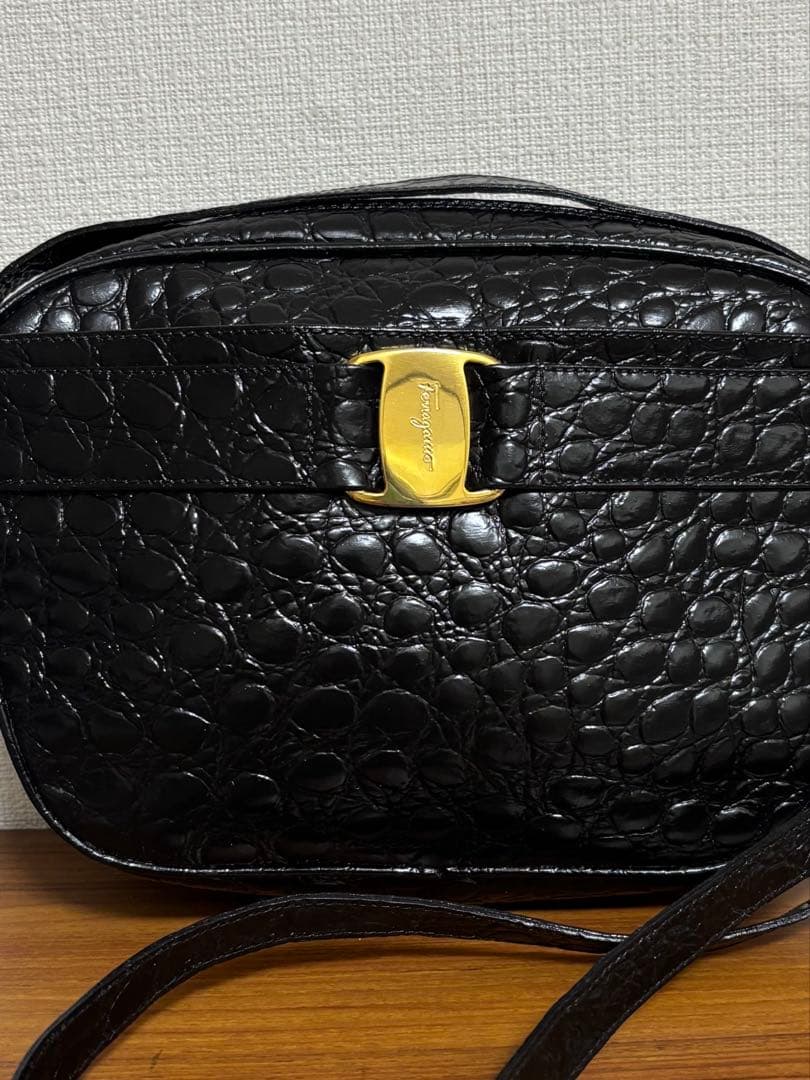 サルヴァトーレフェラガモ ヴァラ クロコ型押し パテント　黒　ショルダーバッグ