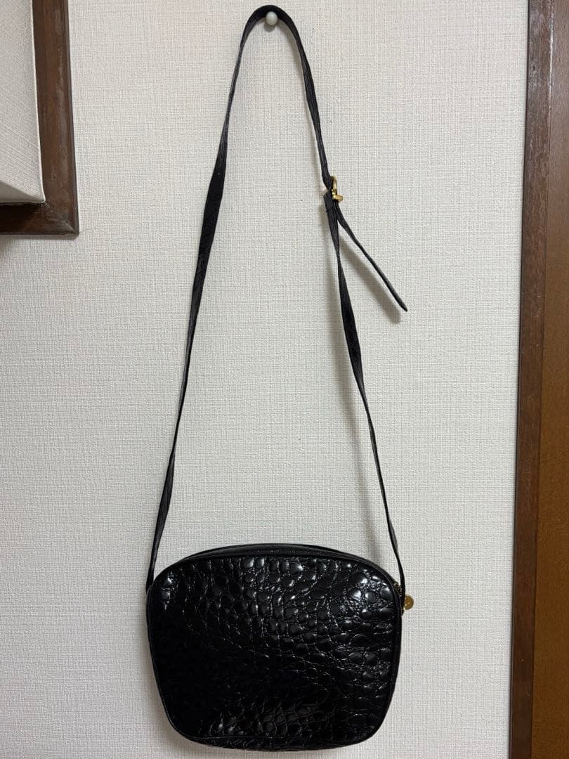 サルヴァトーレフェラガモ ヴァラ クロコ型押し パテント　黒　ショルダーバッグ