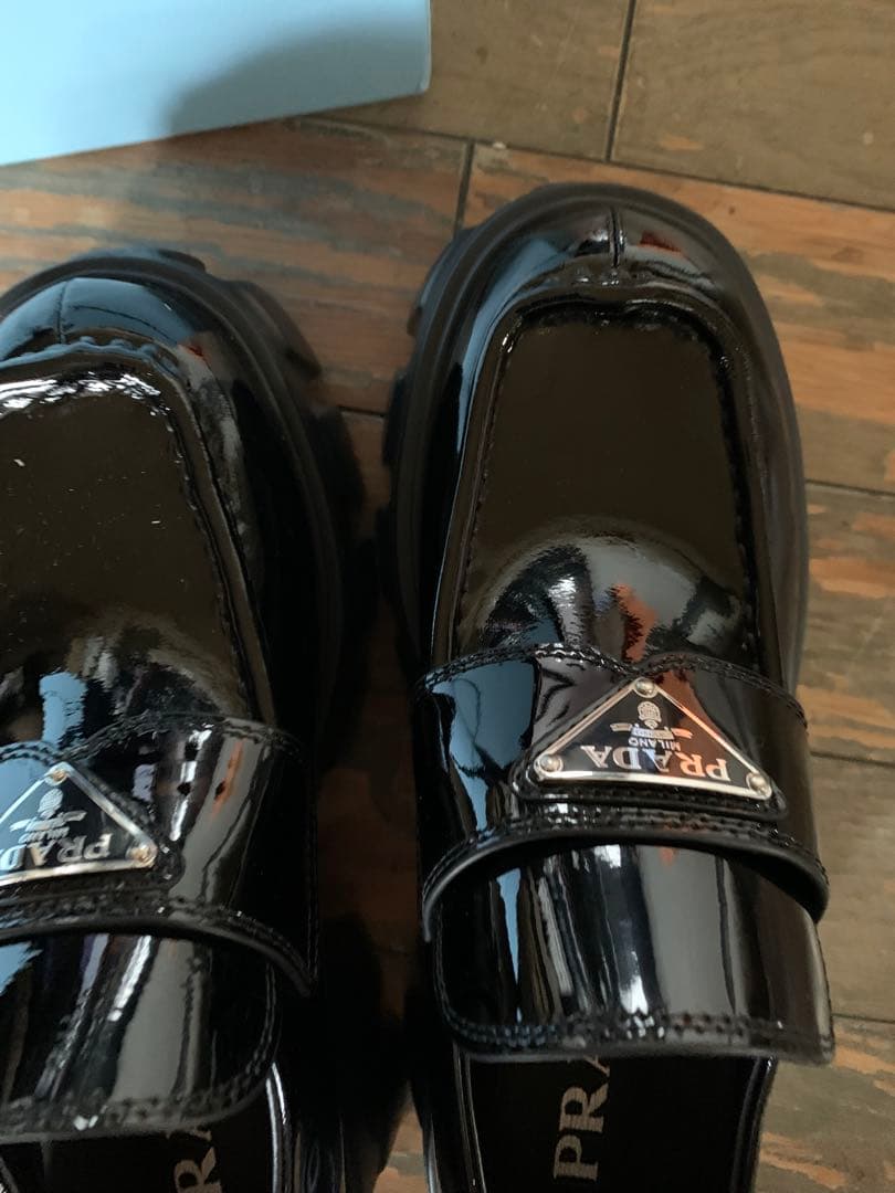 新品！プラダ　ブラッシュドレザー　パテントレザー　モノリス　ローファー　37