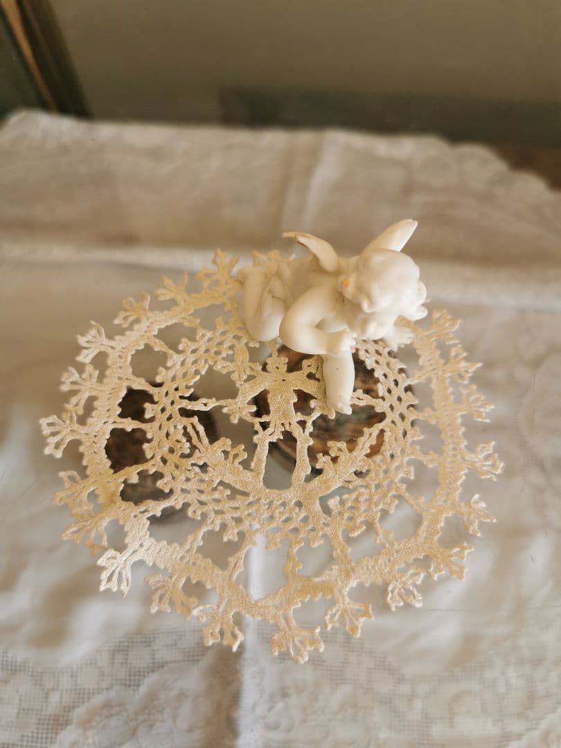 アンティーク ベルギー購入 可愛い人物像の小さなリネンドイリー フリルコースター