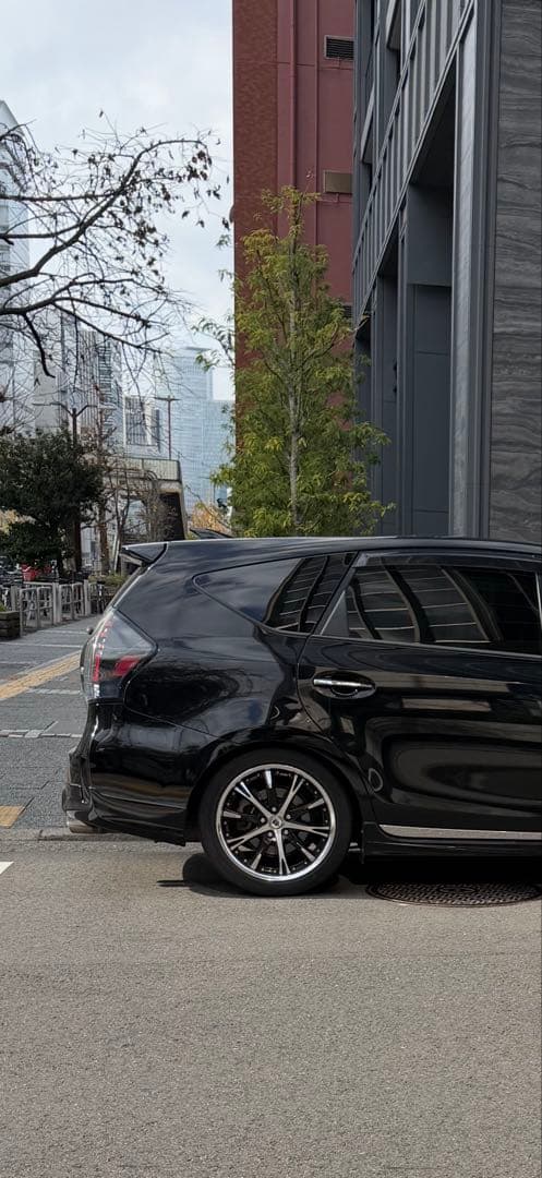 プリウスα REVIER テールランプ ブラック/レッド レンズ