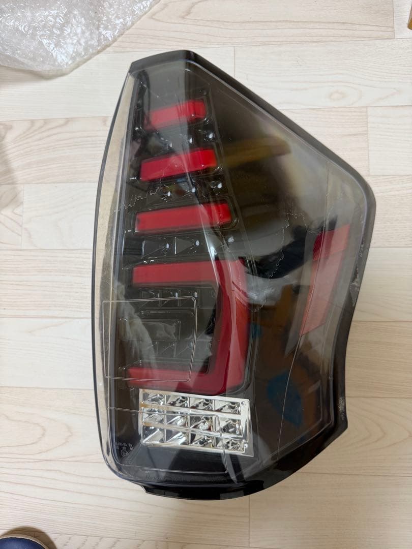 プリウスα REVIER テールランプ ブラック/レッド レンズ