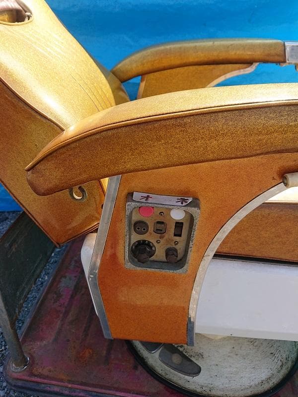 タカラベルモント 理容用椅子 100V 美容室　引取り限定です。