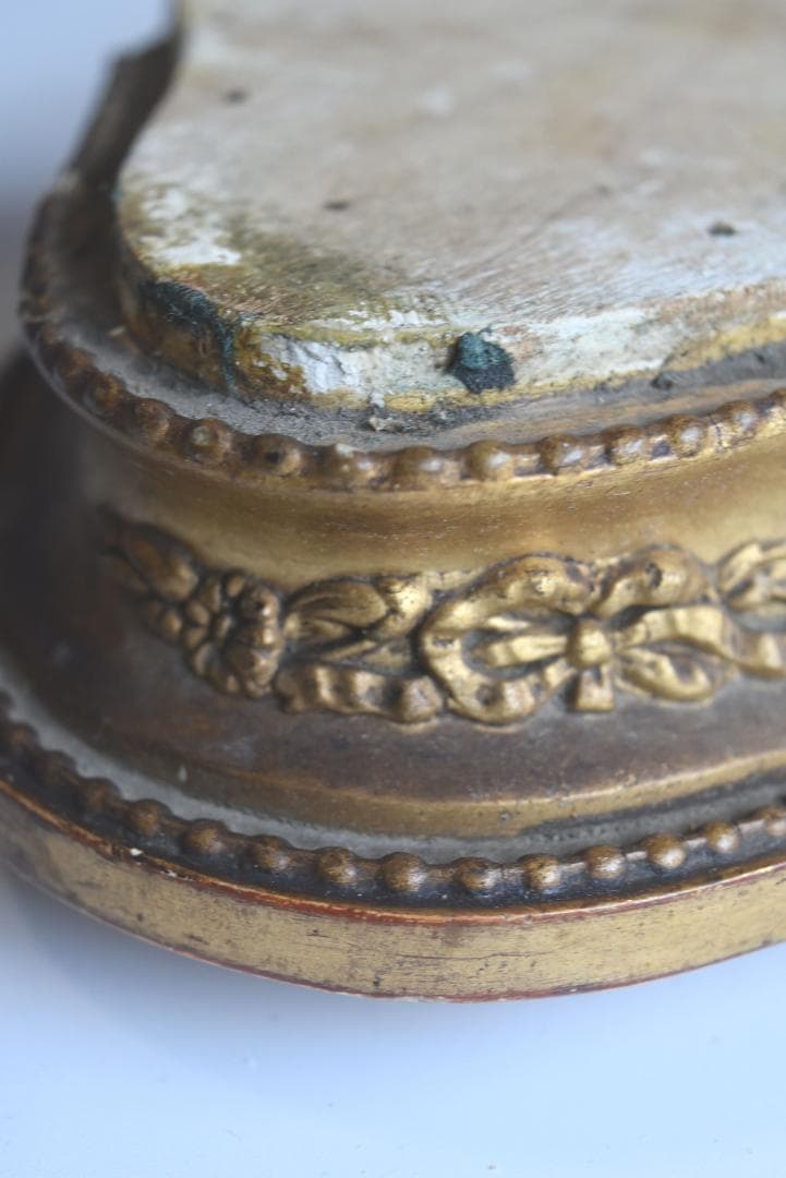 難有フランス19世紀　シャビーシックな金のリボンレリーフのグローブドマリエの台座