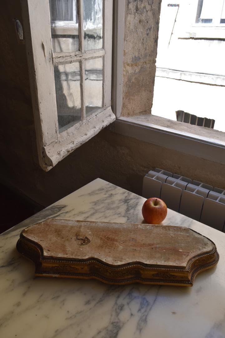 難有フランス19世紀　シャビーシックな金のリボンレリーフのグローブドマリエの台座