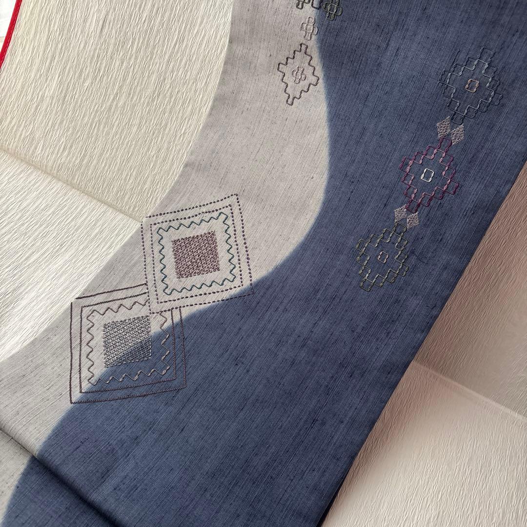 紬地のグレーとネイビーの刺繍袋帯