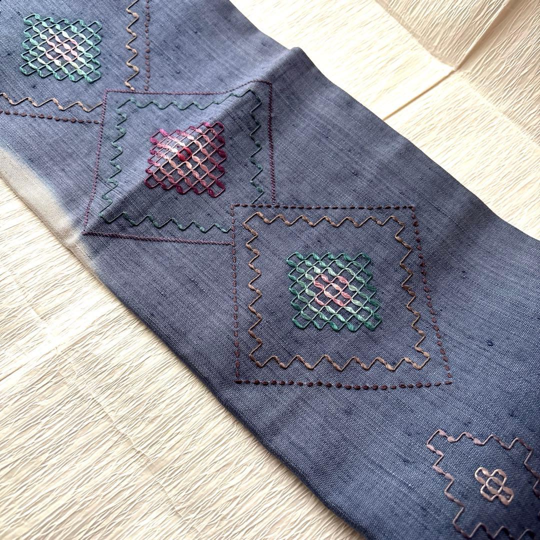 紬地のグレーとネイビーの刺繍袋帯