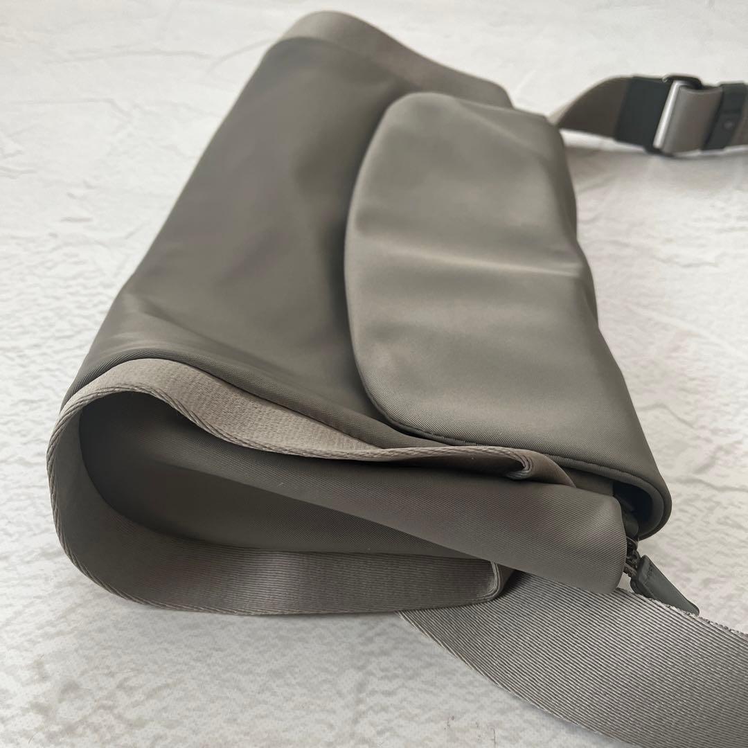 美品LAQUOH UTILITY MINIMAL クロスボディ ショルダーバッグ