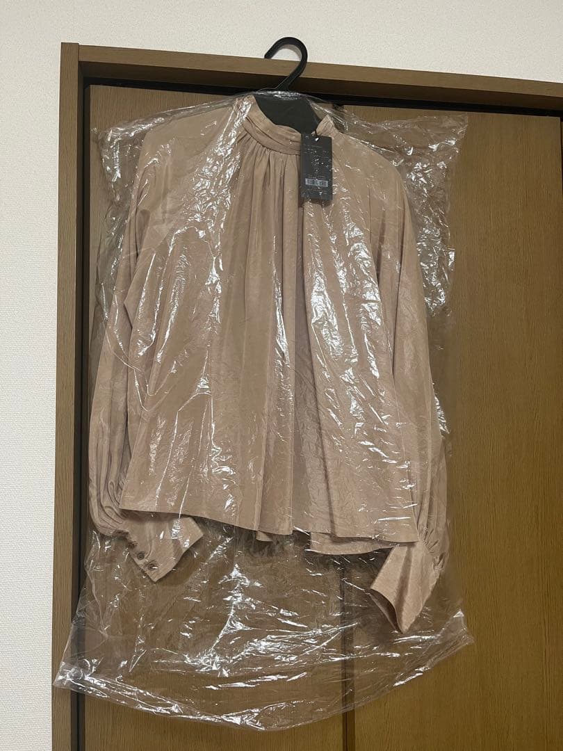 anuans アニュアンス　クロスネックボリュームブラウス