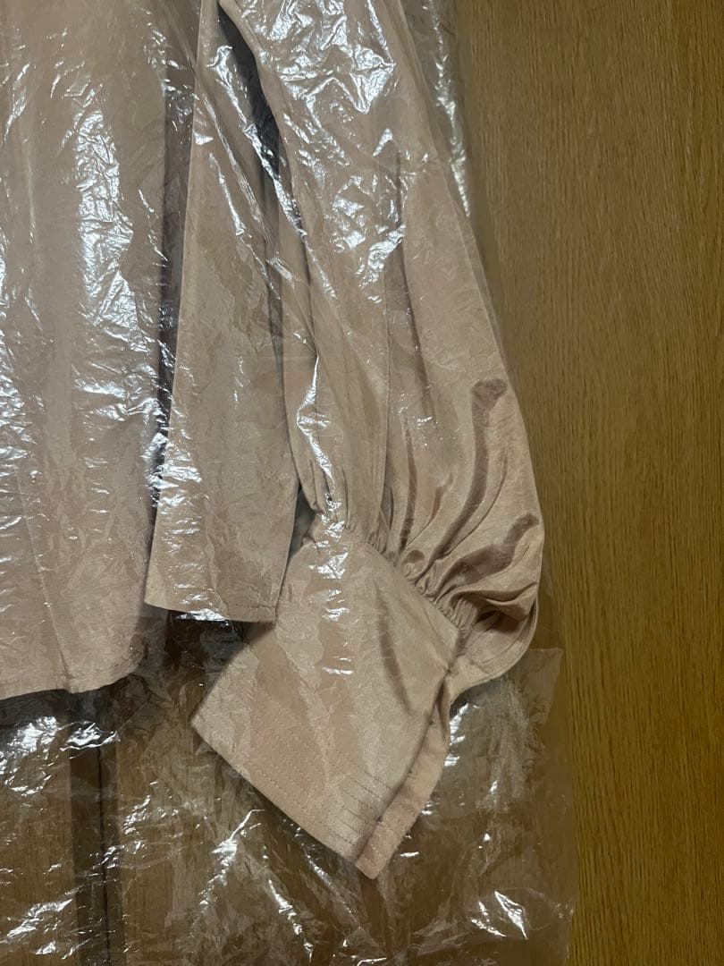 anuans アニュアンス　クロスネックボリュームブラウス