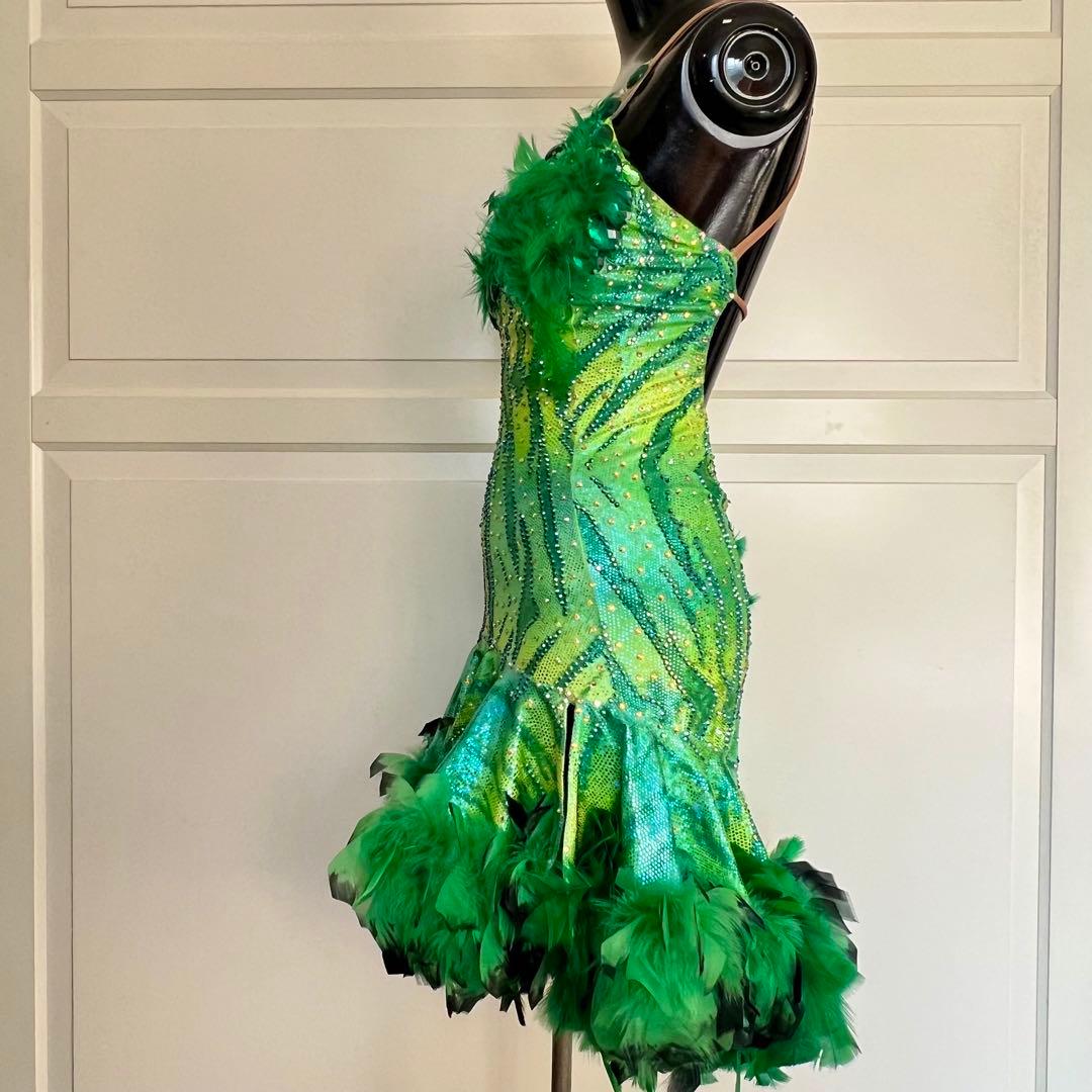 可愛い羽根が華やかな社交ダンスラテンドレス