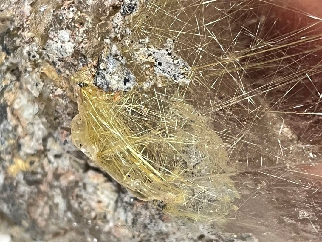 【天然石】ルチルクォーツ　ポイント　タワー　置物 高さ約20cm 流木台座付き