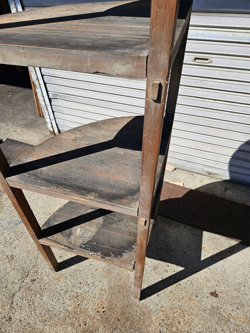 ジャパンアンティーク 古い木の飾り棚 4段 コーナーラック 木製 店舗什器