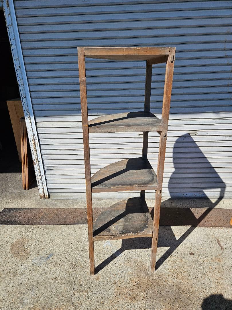 ジャパンアンティーク 古い木の飾り棚 4段 コーナーラック 木製 店舗什器