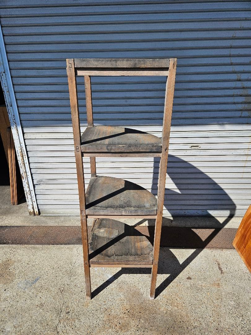 ジャパンアンティーク 古い木の飾り棚 4段 コーナーラック 木製 店舗什器