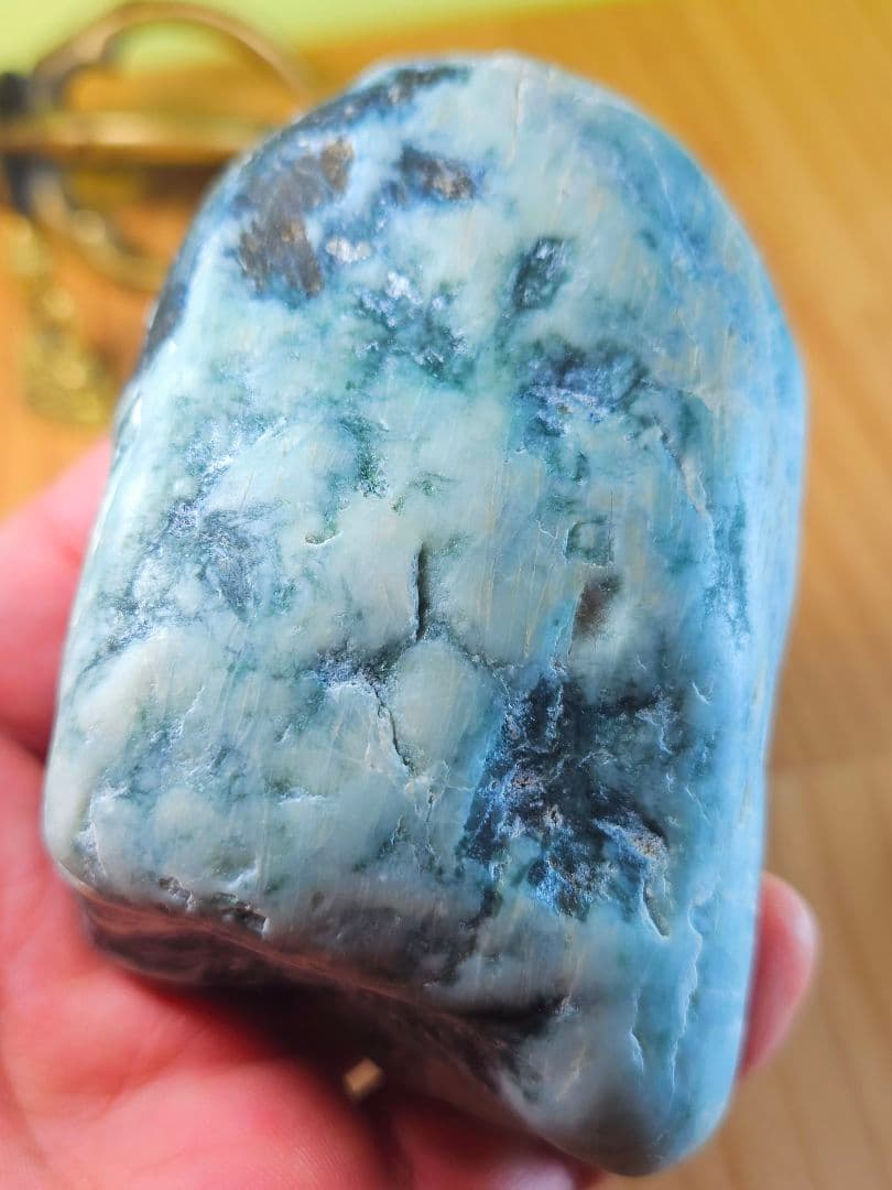 圧倒的パワー‼️青色❔緑❔糸魚川産 翡翠 原石