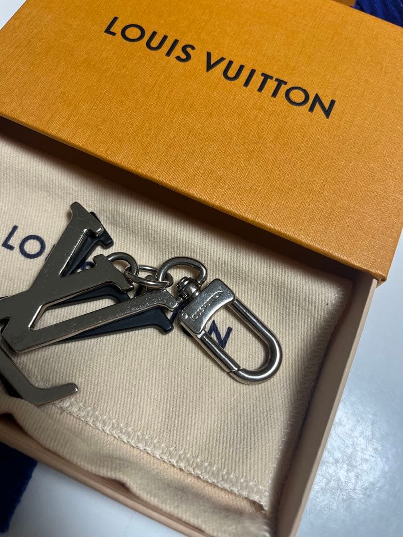 LOUIS VUITTON ロゴキーホルダー