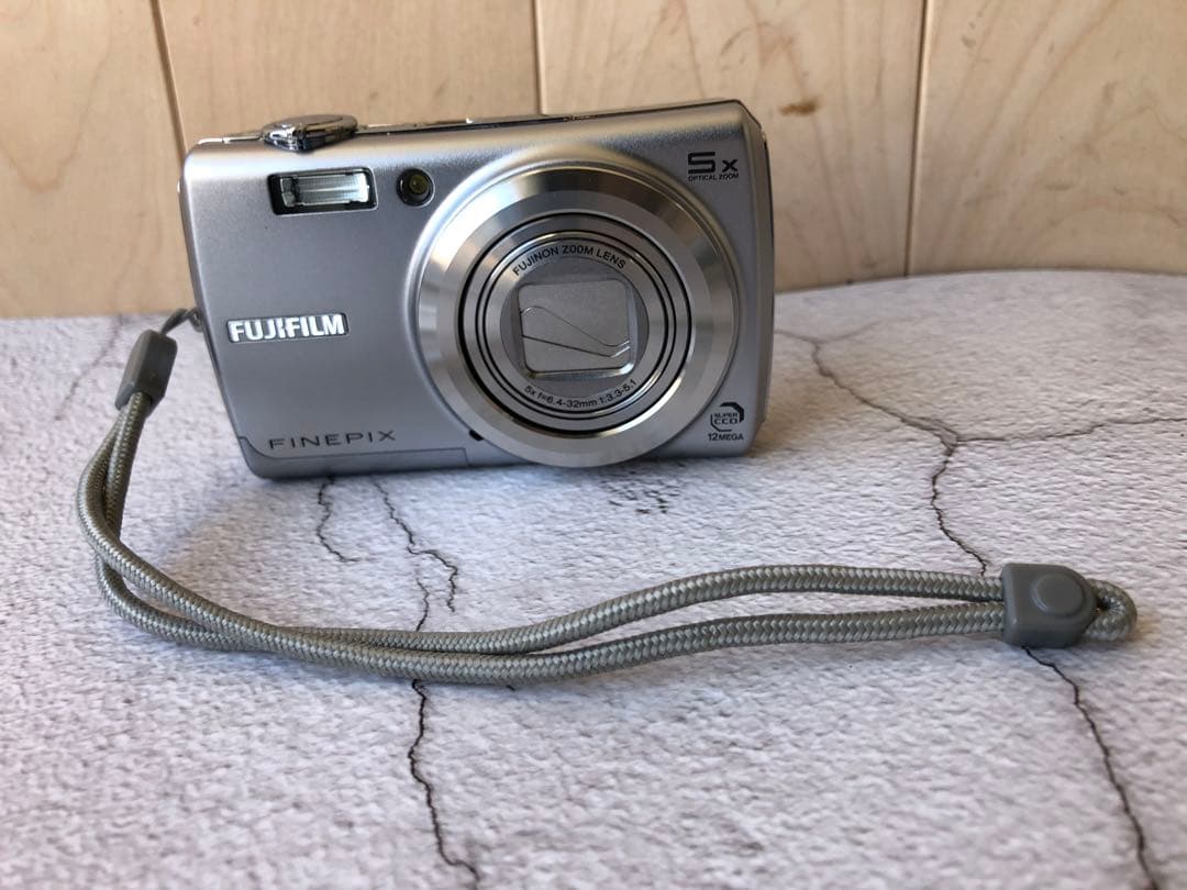 FUJIFILM finepix F100fd デジカメ (D8)