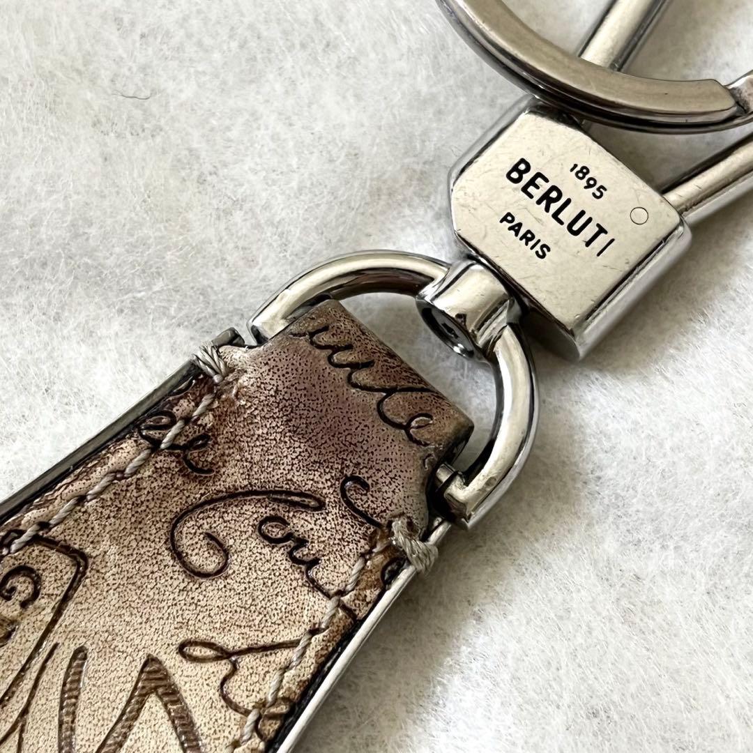ベルルッティ　シューホーン　キーホルダー　カリグラフィー　レザー　白系　茶色