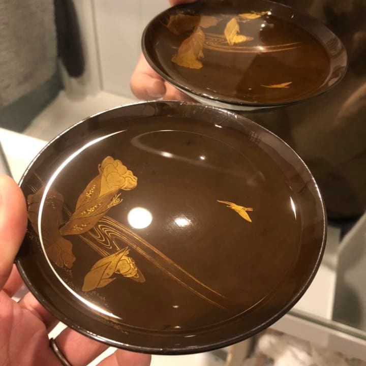 蔵から凄いお品物が出てきました。金で絵ががれた渡鳥と蕗の薹の漆塗り、蒔絵の盃